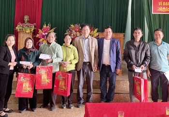 Công ty CP Lâm sản và Khoáng sản Tuyên Quang tặng 15 suất quà Tết Nguyên đán Quý Mão cho 15 hộ gia đình chính sách và khó khăn xã An Khang, xã Thái Bình