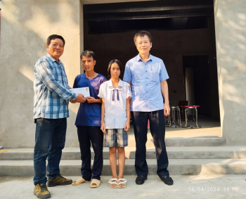 Công ty CP Lâm sản và Khoáng sản Tuyên Quang tặng cháu Lê Ngọc Ánh, hoàn cảnh khó khăn 3 triệu đồng cùng đồ dùng học tập