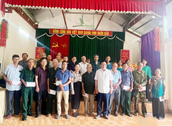 Công ty cổ phần Lâm sản và Khoáng sản Tuyên Quang tặng quà các gia đình chính sách