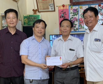 Cty CP Lâm sản & Khoáng sản Tuyên Quang: Thăm, tặng quà 20 hộ gia đình chính sách xã An Khang và Thái Bình