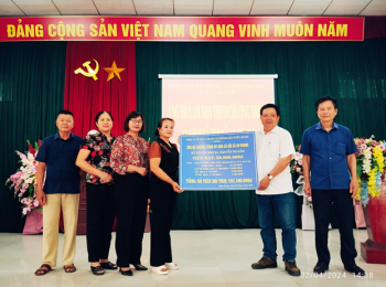 Công ty Cổ phần Lâm sản và Khoáng sản Tuyên Quang: Ủng hộ tiền, vật liệu làm nhà ở cho gia đình bà Nguyễn Thị Gấm, xã An Khang (Yên Sơn)