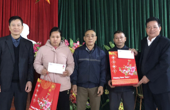 Cty CP Lâm sản & Khoáng sản Tuyên Quang tặng 15 suất quà Tết cho gia đình chính sách